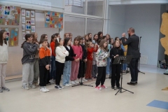 Szkolny chór TU-TU, pod batutą p. Łukasza Grockiego, prezentuje utwór „Hymn dla niepełnosprawnych”. Dwie solistki śpiewają zwrotki piosenki, zaś członkowie choru- refren.