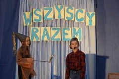Na scenie, na tle napisu „WSZYSCY RAZEM”, spotykają się Natalka i Wróżka.