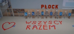 Na forum szkoły ułożone są prace uczniów klas IV-VIII tworzące napis „WSZYSCY RAZEM” oraz plakaty wykonane przez dzieci klas I-III dotyczące hasła „KAŻDY INNY-WSZYSCY RÓWNI”.