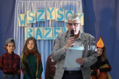 Dyrektor Szkoły- p. Janusz Banasiak, stojący na tle dekoracji i aktorów, dziękuje nauczycielom oraz uczniom za przygotowanie przedsięwzięcia.