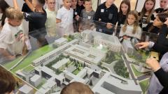 Zdjęcia przedstawia uczniów klasy VI a i VI e zgromadzonych wokół makiety budynków Sejmu.