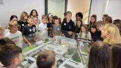 Zdjęcia przedstawia uczniów klasy VI a i VI e zgromadzonych wokół makiety budynków Sejmu.