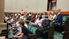 Zdjęcia przedstawiające  uczniów siedzących w ławach poselskich.