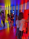Dzieci eksperymentują ze światłem w EC1.