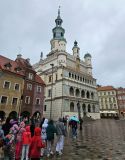 Spacer w deszczu po Starym Rynku w Poznaniu - w tle Ratusz.