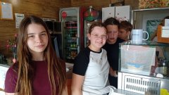 Uczniowie klasy 5 c przyglądają się przygotowaniu pizzy.