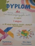 Na zdjęciu widać kolorowy dyplom z napisem – Dyplom dla Szkoły Podstawowej z Oddziałami Integracyjnymi nr 22 za zajęcie I miejsca w XI edycji konkursu świetlic szkolnych „Świetlicjada”. 