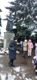 Uczestnicy rajdu przed pomnikiem marszałka Józefa Piłsudskiego.