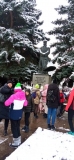 Uczestnicy rajdu przed pomnikiem marszałka Józefa Piłsudskiego.