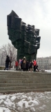 Uczestnicy rajdu przed pomnikiem Władysława Broniewskiego w Płocku.