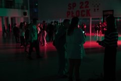 foto_2 grupy uczniów tańczący na forum szkoły w blasku kolorowych świateł