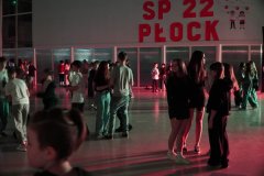 foto_2 grupy uczniów tańczący na forum szkoły w blasku kolorowych świateł
