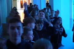 foto_5 spora kolejka uczniów do pokoju wróżb