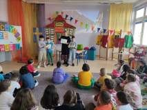 Spotkanie z Pippi w bibliotece dla uczniów klas drugich. Na tle kolorowej dekoracji nauczycielka objaśnia zadania.