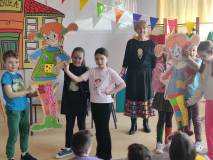 Dzieci prezentują postać Pippi.