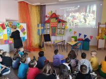 Dzieci oglądają fragment filmu „Pippi idzie do szkoły”.