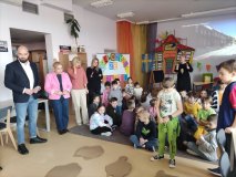 Wizyta wiceprezydenta miasta i dyrektor szkoły podczas spotkania dzieci z klas drugich w bibliotece.