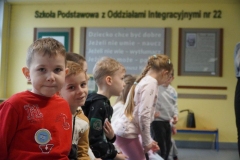  Na powitanie zostały przypięte dzieciom znaczki „Witamy w SP 22”.