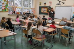  Przedszkolaki uczestniczą w zajęciach plastyczno – technicznych w sali lekcyjnej.
