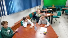 Uczniowie naszej szkoły biorący udział w budowaniu i wzmacnianiu mostu.
