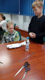 Uczniowie naszej szkoły biorący udział w budowaniu i wzmacnianiu mostu.