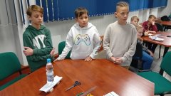 Uczniowie naszej szkoły biorący udział w budowaniu i wzmacnianiu mostu.