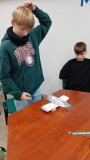 Uczniowie naszej szkoły biorący udział w budowaniu i wzmacnianiu mostu.