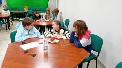 Uczniowie naszej szkoły biorący udział w budowaniu i wzmacnianiu mostu.