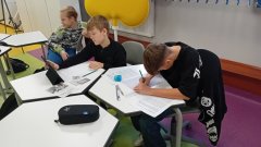 Uczniowie naszej szkoły biorący udział w tworzeniu  biogramu Ignacego Łukasiewicz.