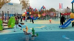 Uczniowie naszej szkoły integrujący się na placu zabaw.