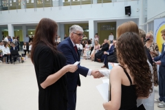 Dyrektor J. Banasiak w asyście wychowawcy klasy Pani Jolanty Rejniak wręcza dyplomy najlepszym uczniom z klasy 8d.