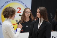 Część artystyczna rozpoczęta przez uczniów klasy 8s Aurorę Grochowską i Wojciecha Osowskiego.