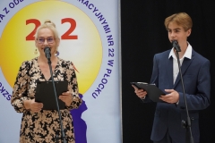Uroczystość prowadzą Pani Dyrektor M.  Błachowicz i M. Durka uczeń klasy 8a.