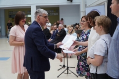 Pan Dyrektor Janusz Banasiak gratuluje Rodzicom najlepszych uczniów z klasy 8c.