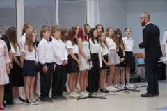 Chór TuTu śpiewa hymn w uroczystych, galowych strojach.