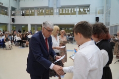 Dyrektor J. Banasiak wręcza dyplomy najlepszym uczniom z klasy 8a.