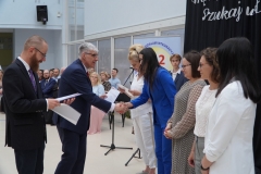 Dyrektor J. Banasiak wręcza dyplomy najlepszym uczniom z klasy 8c.