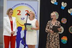 Pani Agnieszka Jaroszewska w towarzystwie Pani Martyny Skrodzkiej i Pani Marleny Błachowicz zastępcy Dyrektora Szkoły przedstawia laureatów Ogólnopolskiej Olimpiady Olimpusek z edukacji polonistycznej i matematycznej.