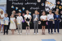 Laureaci Ogólnopolskiej Olimpiady Olimpusek  z edukacji polonistycznej i matematycznej.