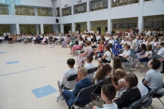 Na forum szkoły zebrali się uczniowie klas trzecich z wychowawcami i rodzice.