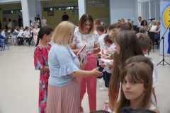 Zastępca Dyrektora Szkoły Pani M. Przemyłska w asyście wychowawcy Pani Magdaleny Stefańskiej wręcza nagrody książkowe uczniom klasy 3e.