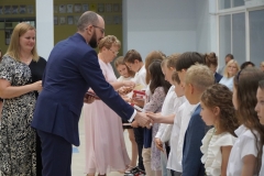 Przewodniczący Rady Rodziców Pan P. Zieliński w towarzystwie wychowawcy Pani I. Walczak wręcza nagrody książkowe uczniom klasy 3f.