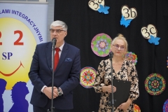 Pan Dyrektor J. Banasiak w towarzystwie Pani M. Błachowicz zastępcy Dyrektora Szkoły wita wszystkich uczestników uroczystości.