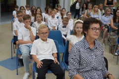 Klasa 3b z wychowawcą Panią Elżbietą Wiśniewską podczas uroczystości.