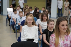 Klasa 3c z wychowawcą Panią Natalią Szwech podczas uroczystości.
