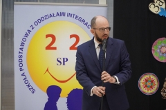 Przedstawiciel Rady Rodziców Pan Przemysław Zieliński wita uczniów, wychowawców i rodziców.