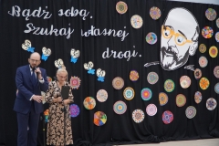 Przewodniczący Rady Rodziców Pan Przemysław Zieliński w towarzystwie Pani Marleny Błachowicz zastępcy Dyrektora Szkoły gratuluje uczniom dotychczasowych sukcesów i życzy powodzenia w klasie czwartej.