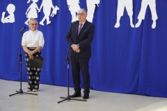Dyrektor szkoły pan Janusz Banasiak i pani wicedyrektor Marlena Błachowicz gratulują uczniom na forum szkoły ukończenia pierwszego etapu edukacyjnego.