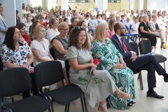 Tłumnie zebrani na forum szkoły uczniowie, rodzice, nauczyciele i dyrekcja podczas zakończenia roku szkolnego klas trzecich. Na pierwszym planie pani wicedyrektor Agnieszka Gawlińska, kierownik świetlicy pani Monika Przemyłska i przewodniczący Rady Rodziców pan Przemysław Zieliński.