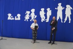 Przewodniczący Rady Rodziców pan Przemysław Zieliński w obecności dyrektora szkoły pana Janusza Banasiaka, przemawia na forum szkoły do zgromadzonych.